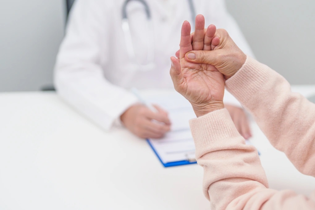 Đừng xem nhẹ dấu hiệu run tay: Nhận biết sớm Parkinson để giữ gìn chất lượng sống